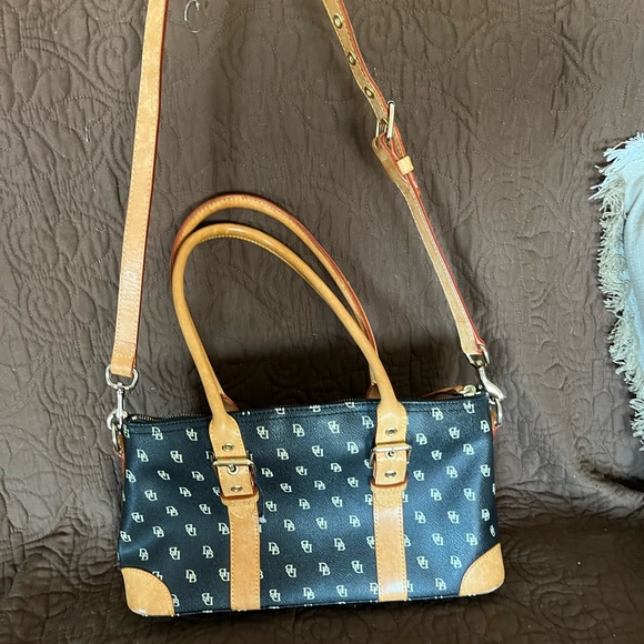 Dooney & Bourke Handbags - EUC VINTAGE DOONEY AND BURKE TOTE 13X8